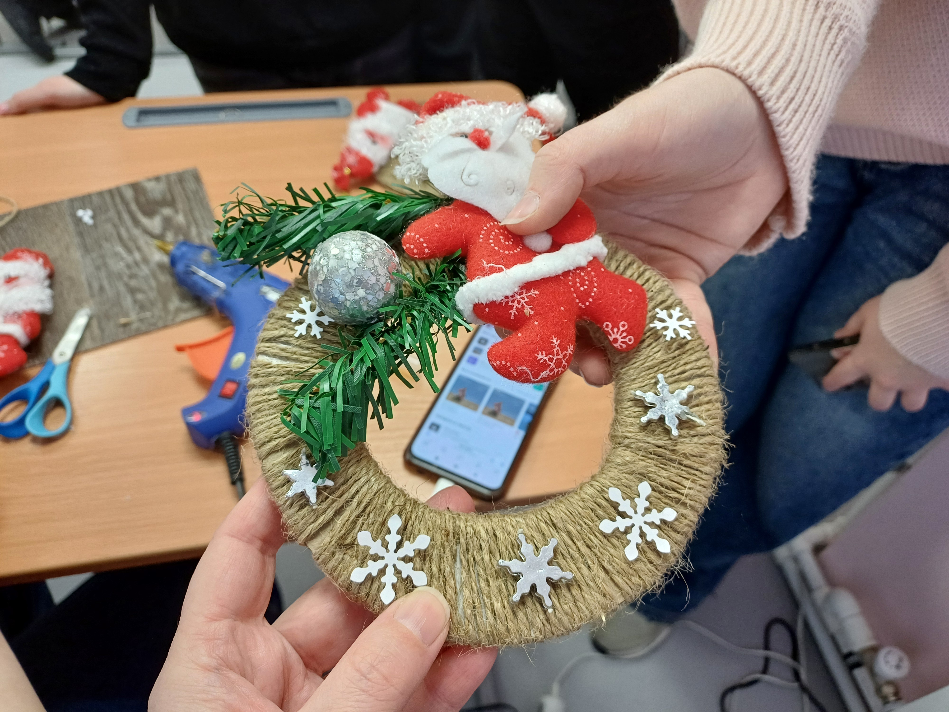 Праздник начинается в «Роднике»: новогодние мастер-классы для школьников Тюмени