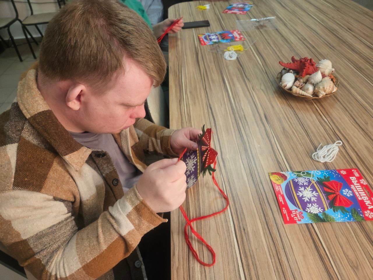 Вышивка пряжей — отличный вариант для уютных вечеров