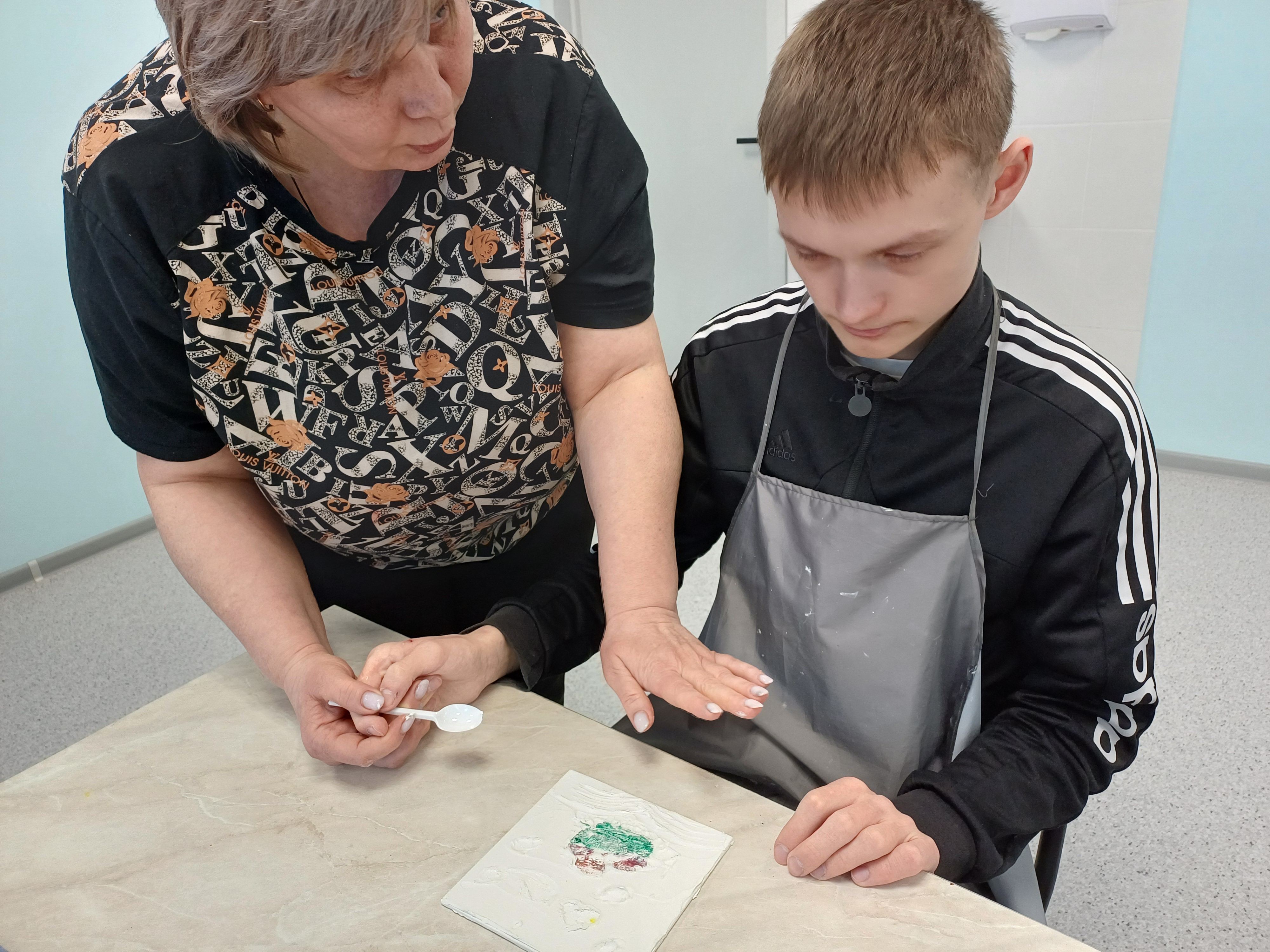 В «Роднике» взрослых ребят с аутизмом консультируют по использованию цифровых сервисов в быту