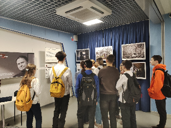 Ученики школы № 77 посетили фотовыставку «Жизнь ZA СВОих»
