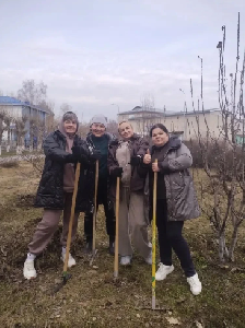 Субботник среди работников школы: вместе — за чистоту и порядок!