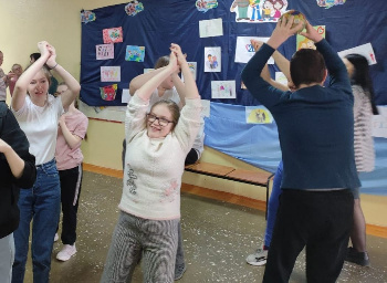 В путешествие по Вселенной ребята отправились, танцуя и играя