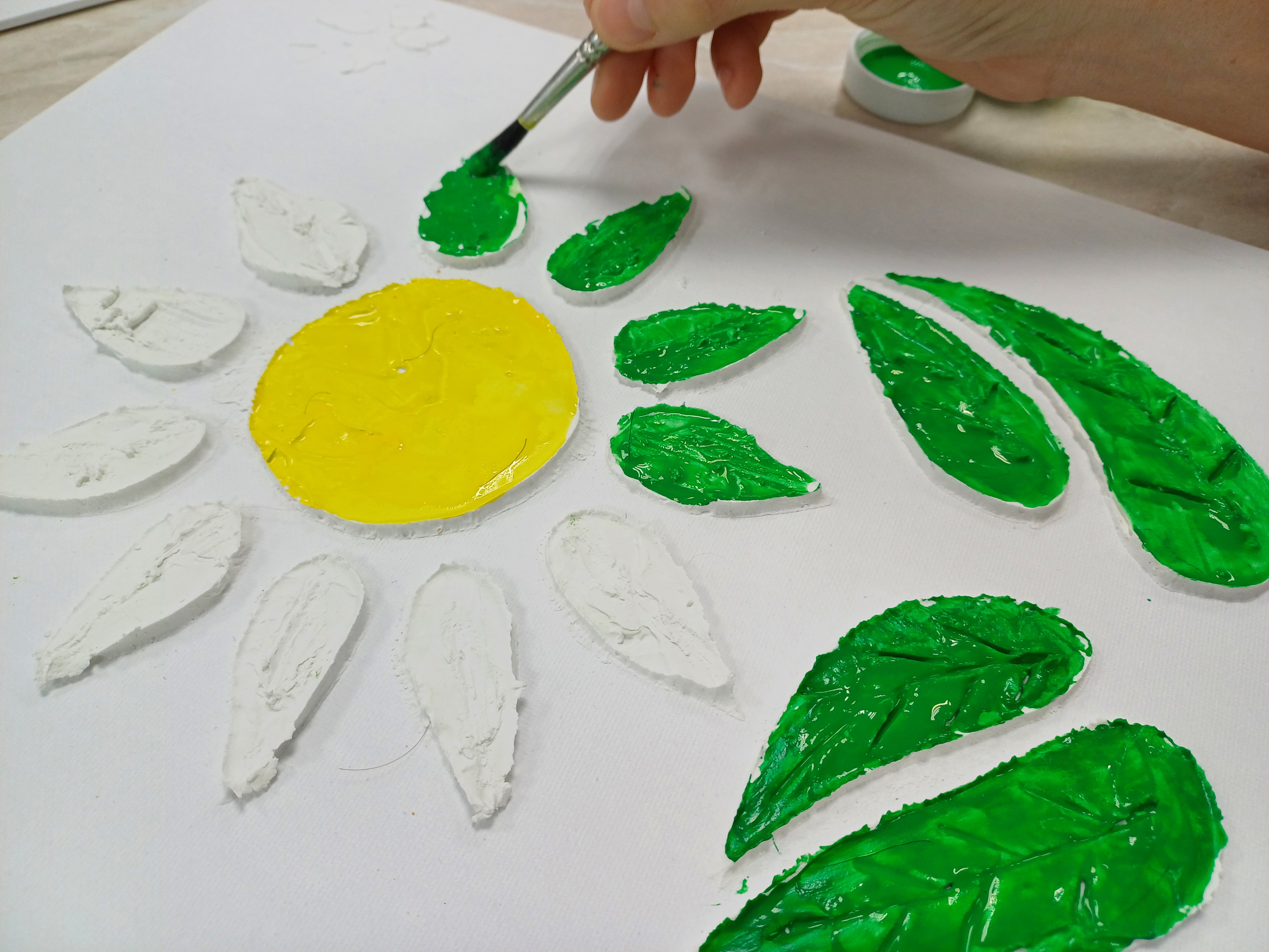 «Родник» учит детей с инвалидностью текстурному рисованию