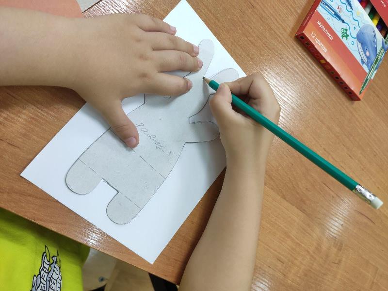 Бумагопластика "Заяц добытчик"