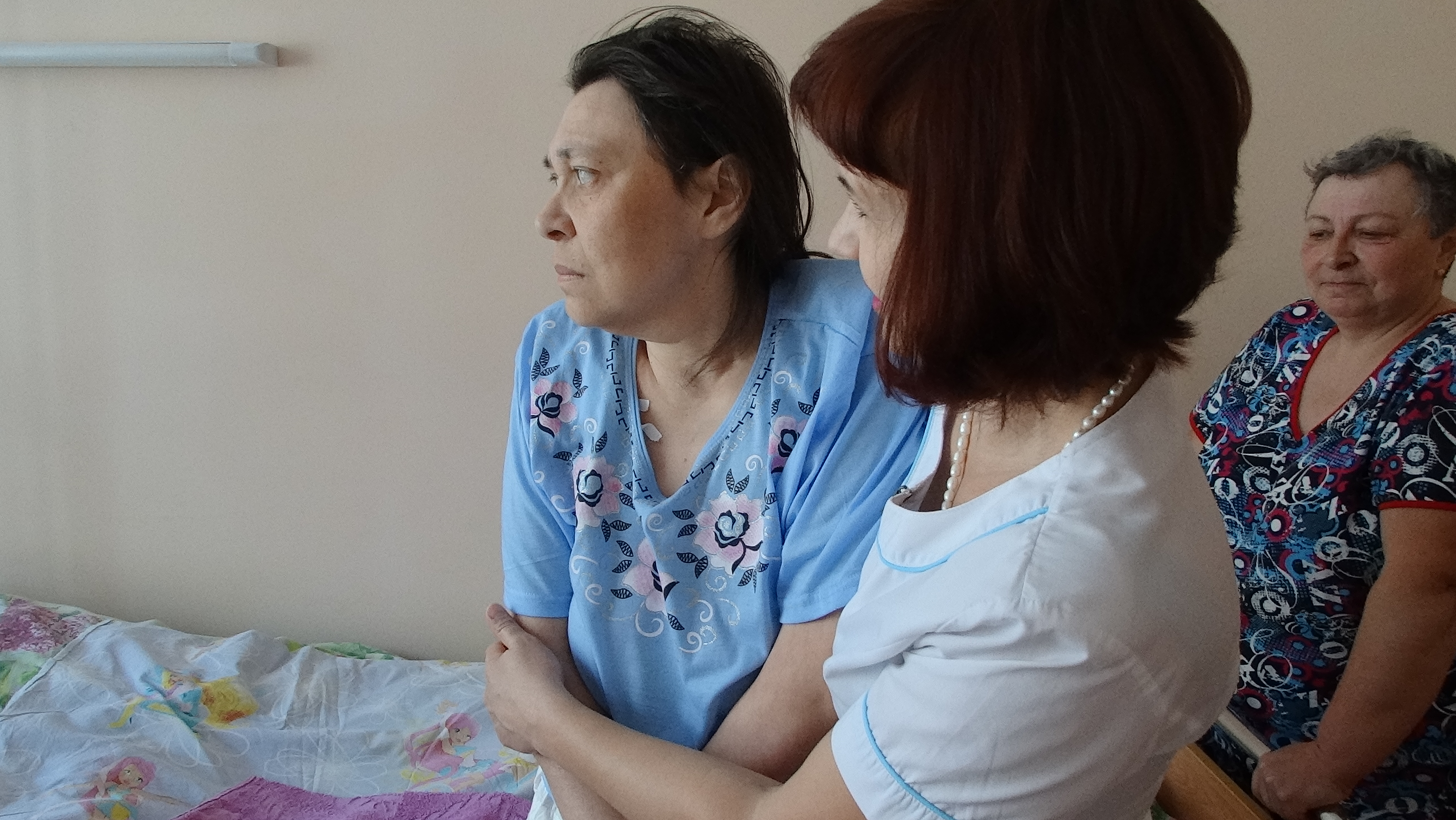 Инструктор ЛФК Областной больницы №14 (с.Казанское) помогает разным категориям пациентов