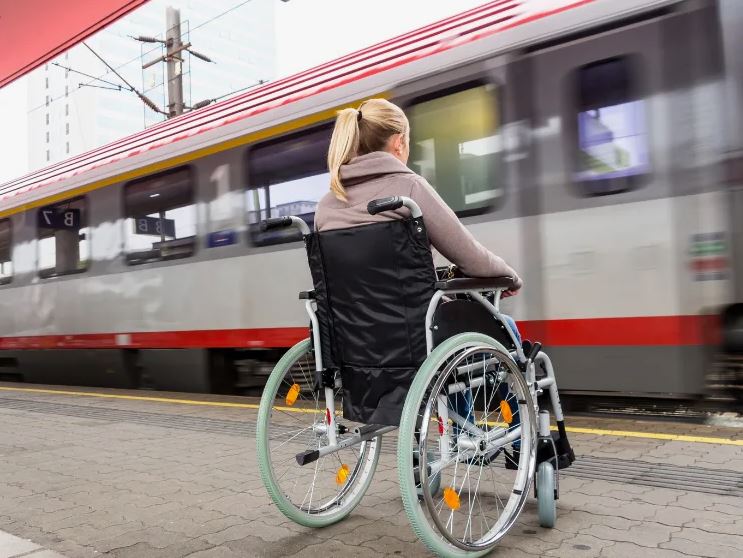 поезд и инвалид1.JPG