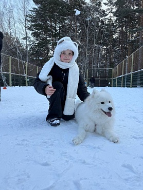 Самоедская лайка Майя стала гостьей зимней лагерной смены в «Роднике»