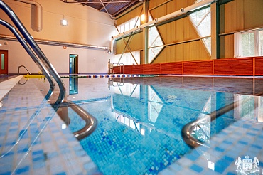 На пилотном проекте в «Роднике» дети плавают в бассейне